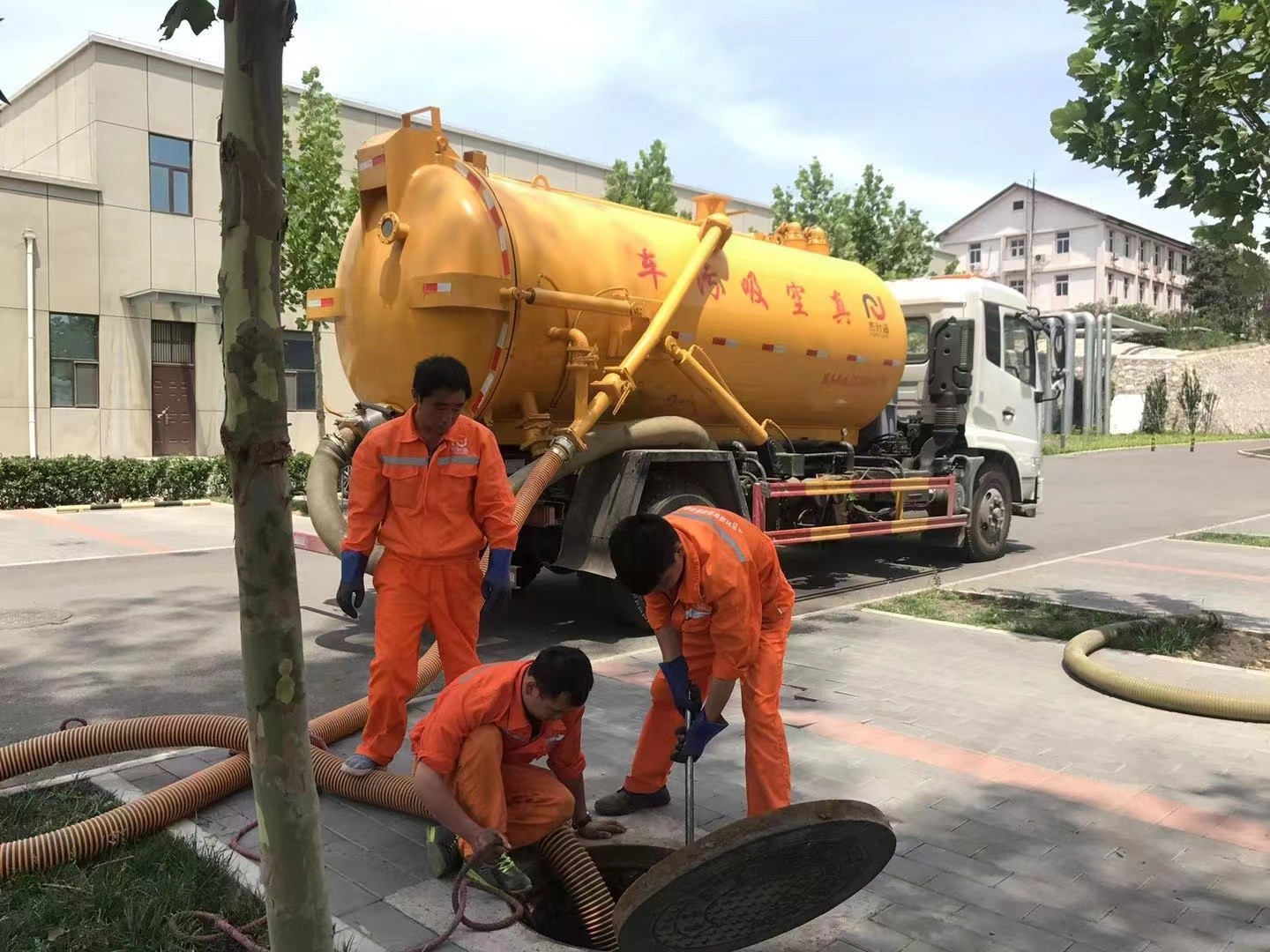 淮上管道疏通车停在窨井附近