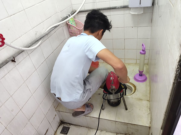 淮上管道堵塞冒臭气 专业师傅现场解决问题