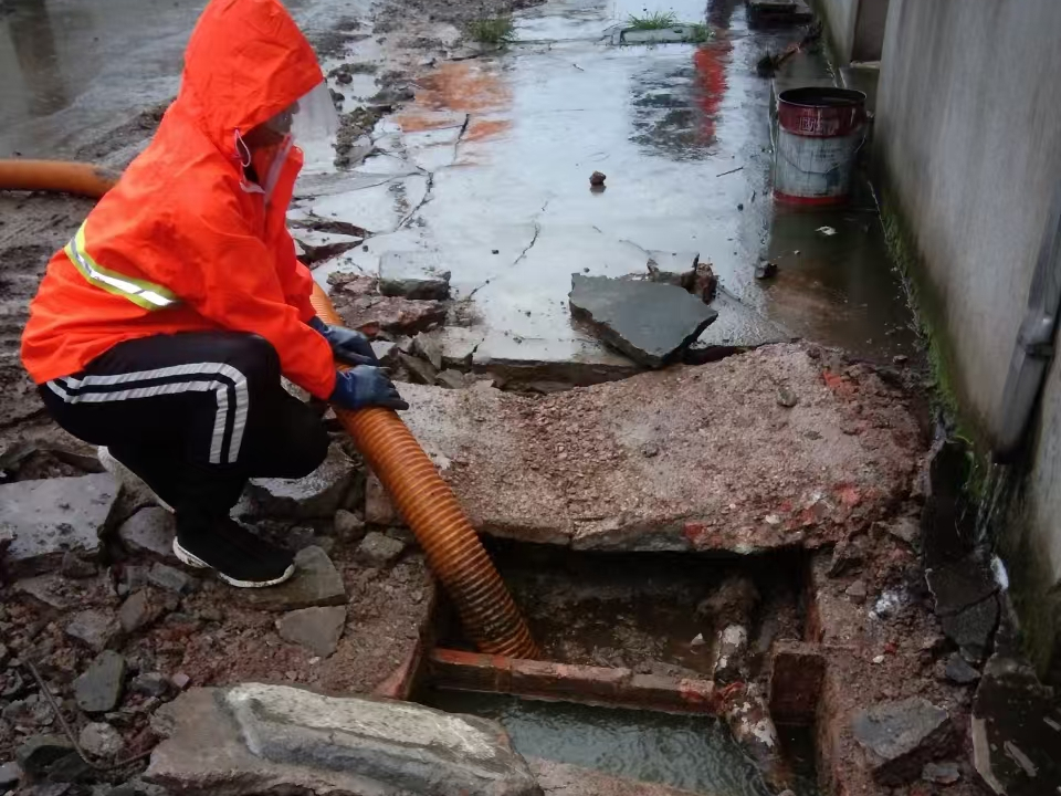 淮上专业清理污水池 炜誉市政以规范流程守护城市 “肠道”